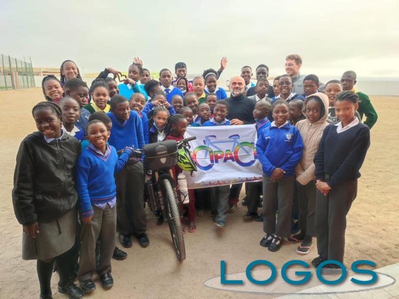 Cuggiono - Carlo Motta con i bambini in Namibia