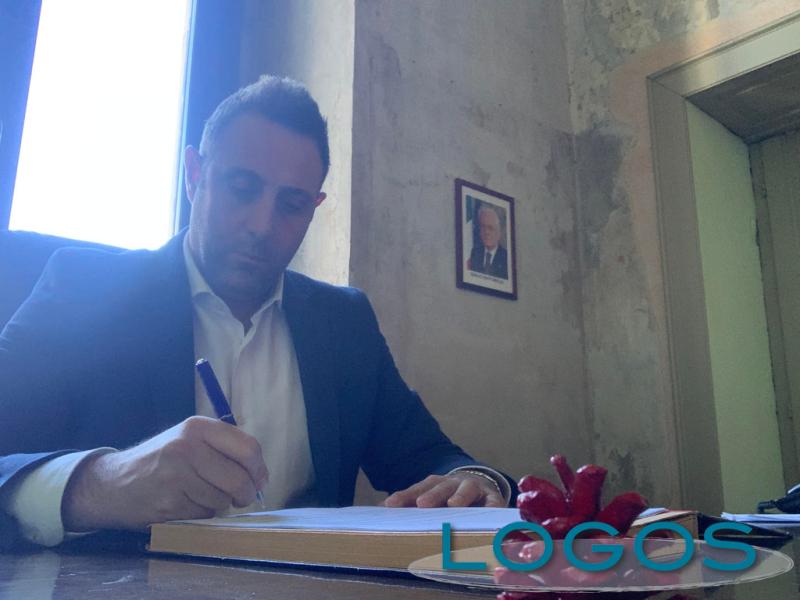 Politica - Giuseppe Pignatiello firma documenti