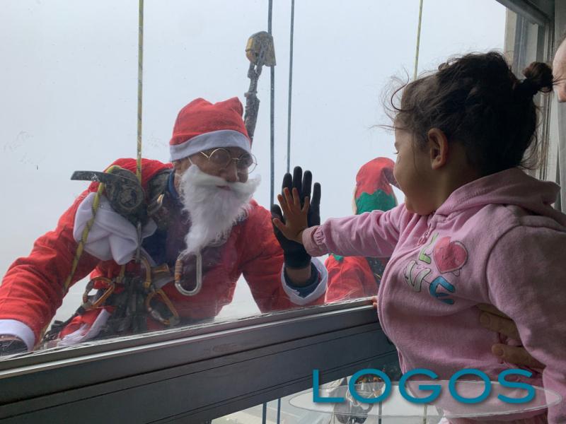 Milano / Salute - Babbo Natale con i piccoli pazienti 