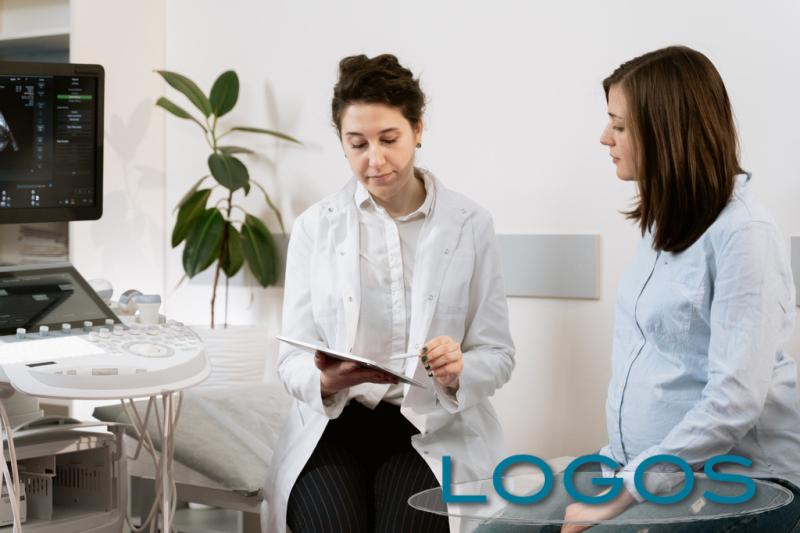 Salute - Ragazza in cura per l'endometriosi