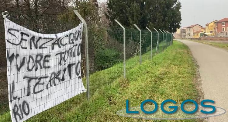 Bernate Ticino - Gli striscioni lungo l'alzaia 