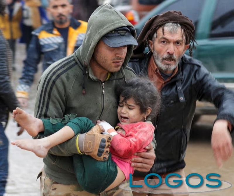 Turchia - Soccorsi a una bambina colpita dal terremoto