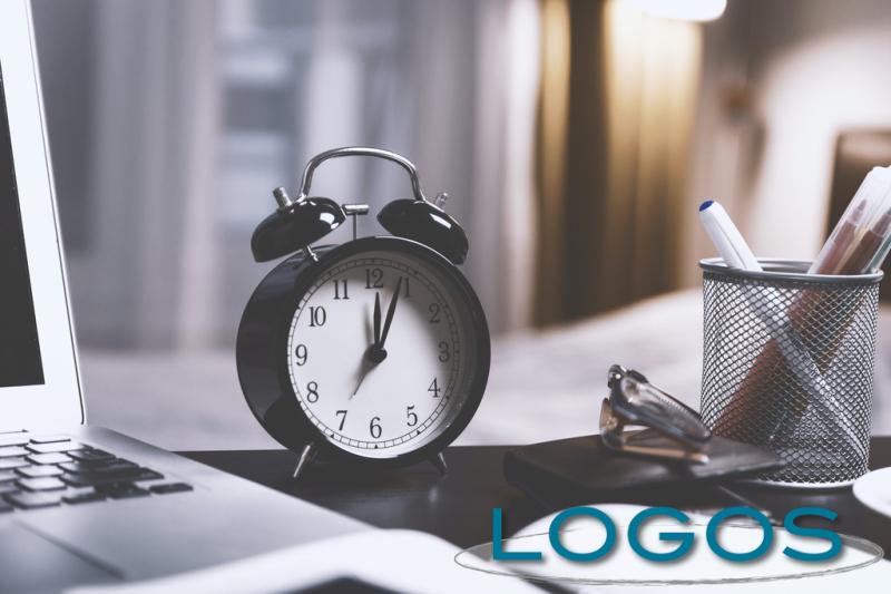 Generica - Orologio e pc