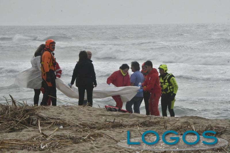Attualità - Volontari recuperano cadaveri sulla spiaggia a Crotone