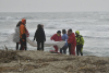 Attualità - Volontari recuperano cadaveri sulla spiaggia a Crotone