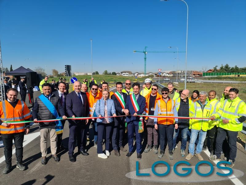 L'inaugurazione della rotonda per la A8 L'inaugurazione della rotonda per la A8