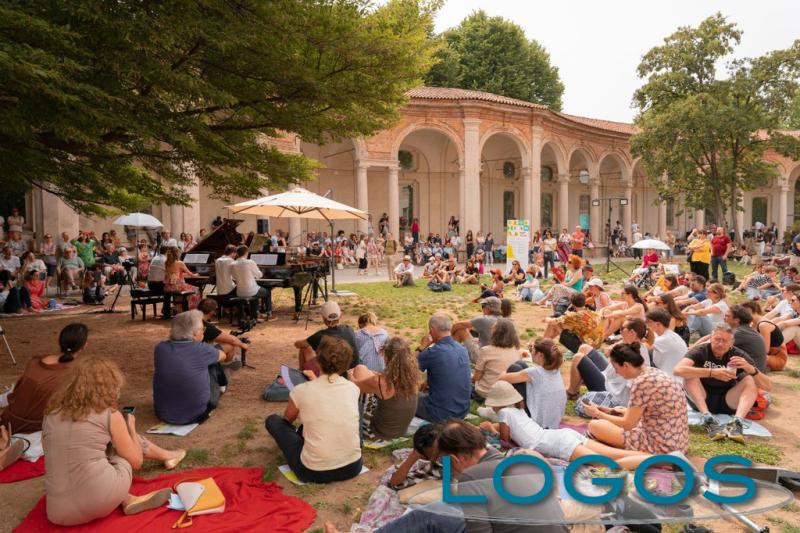 Musica - Pianista con pubblico seduto a terra