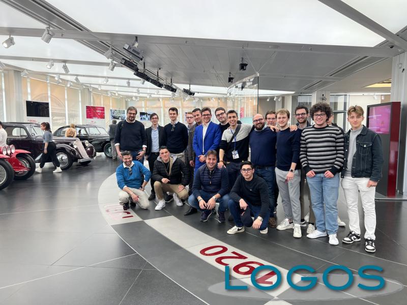 Motori - Giovani in visita al museo alfa romeo