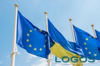 Attualità - Bandiera ucraina con bandiera europea