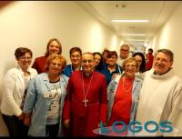 Legnano - L'Arcivescovo Mario Delpini con personale medico e infermieristico