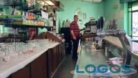 Cuggiono / Commercio - Luciano Gollini dietro al bancone 