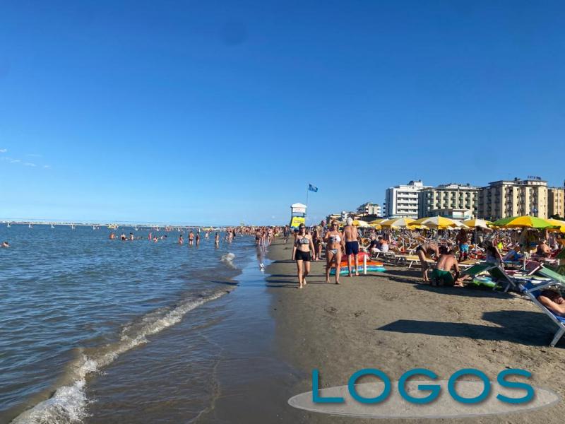 Romagna - Gente in spiaggia a Gatteo Mare 2023