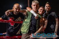 Sport - Lazza sul palco di boxe a rho