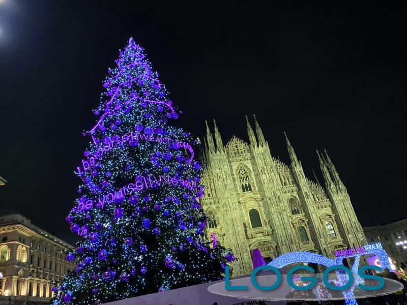 Milano_ albero di Natale in piazza duomo