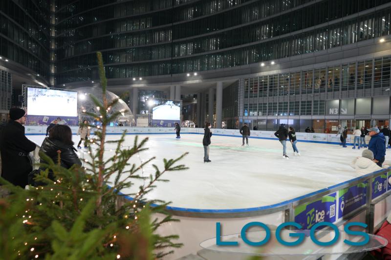 Milano / Eventi - La pista di pattinaggio nella piazza della Regione 