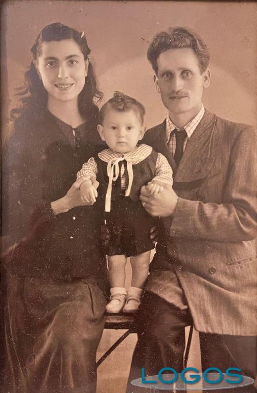 Storie - Una giovane Dolores con il marito e il figlio 
