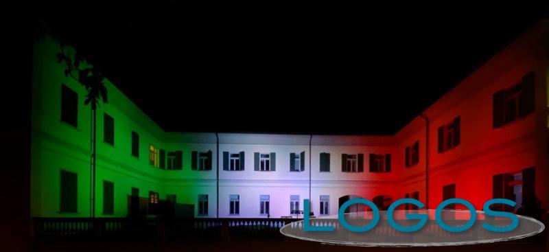 Sesto Calende - Il Municipio illuminato con il Tricolore 