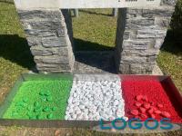 Vanzaghello / Scuole - Sassi colorati a formare la bandiera dell'Italia 