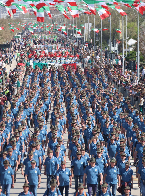 Territorio - Alpini in marcia, foto di Andrea Cherchi.