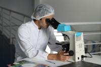 Generica - Medico verifica dei campioni di laboratorio
