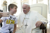 Sociale - Papa Francesco con un bambino 