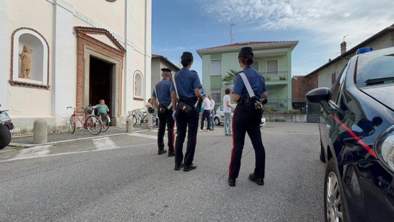 Vanzaghello - Carabinieri fuori da chiesa 