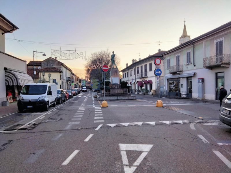 Buscate - Piazza Baracca con i negozi
