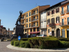 Inveruno - Piazza San Martino con i negozi