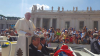 Roma - Papa Francesco passa ad un incontro dei giovani