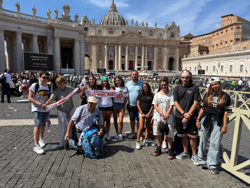 Roma - Adolescenti in piazza San Pietro per Acutis
