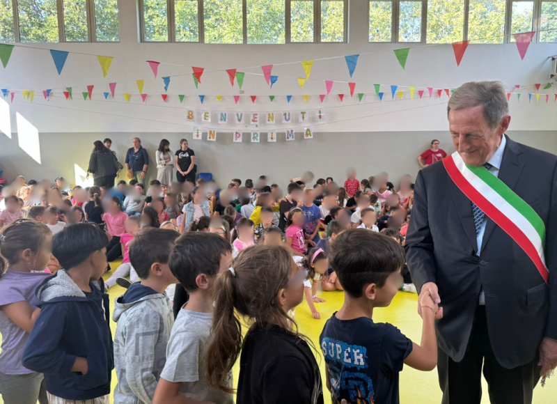 Arconate - Il sindaco Mario Mantovani saluta i bambini ad inizio scuola Arconate - Il sindaco Mario Mantovani saluta i bambini ad inizio scuola