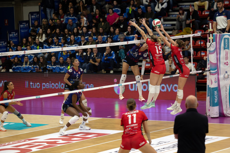 Sport - Un 'muro' della Futuro Volley