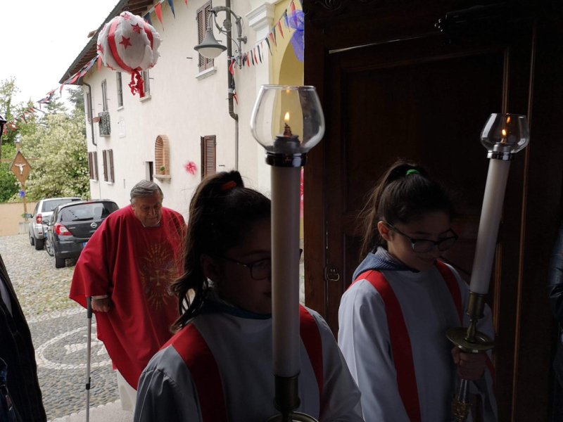 Castelletto - Don Giampiero entra in chiesa durante una festa Castelletto - Don Giampiero entra in chiesa durante una festa
