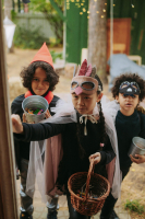 Generica - Bambini vestiti da Halloween suonano ai campanelli