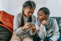 Generica - Bambini con il cellulare