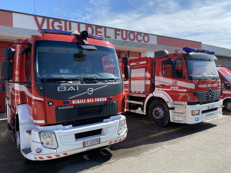 Inveruno - Caserma dei Vigili del Fuoco con i mezzi Inveruno - Caserma dei Vigili del Fuoco con i mezzi