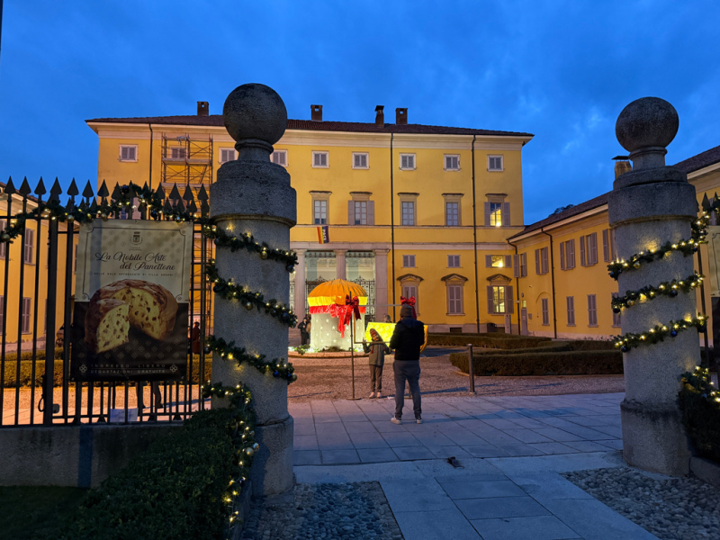 Cuggiono - L'Arte del Panettone 2025, l'ingresso illuminato