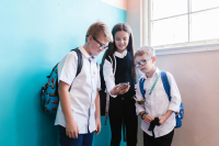 Attualità - Ragazzi a scuola con il cellulare