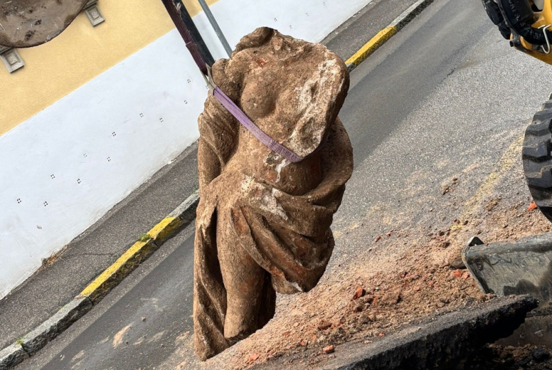 Busto Garolfo - Statuta misteriosa Busto Garolfo - Statuta misteriosa