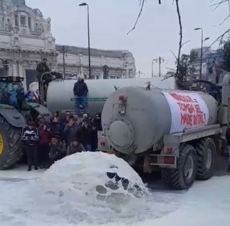 Milano - Agricoltori buttano il latte per protesta, gennaio 2026