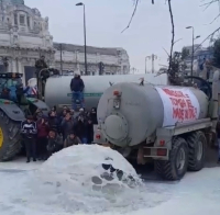 Milano - Agricoltori buttano il latte per protesta, gennaio 2026