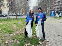 Ambiete - Cittadini puliscono piazzale Siena