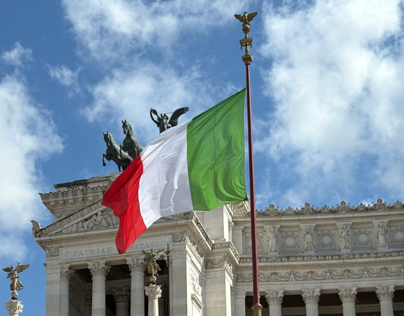 Attualità - Bandiera italiana a Roma