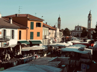 Castano Primo - Bancarelle per la fiera in piazza