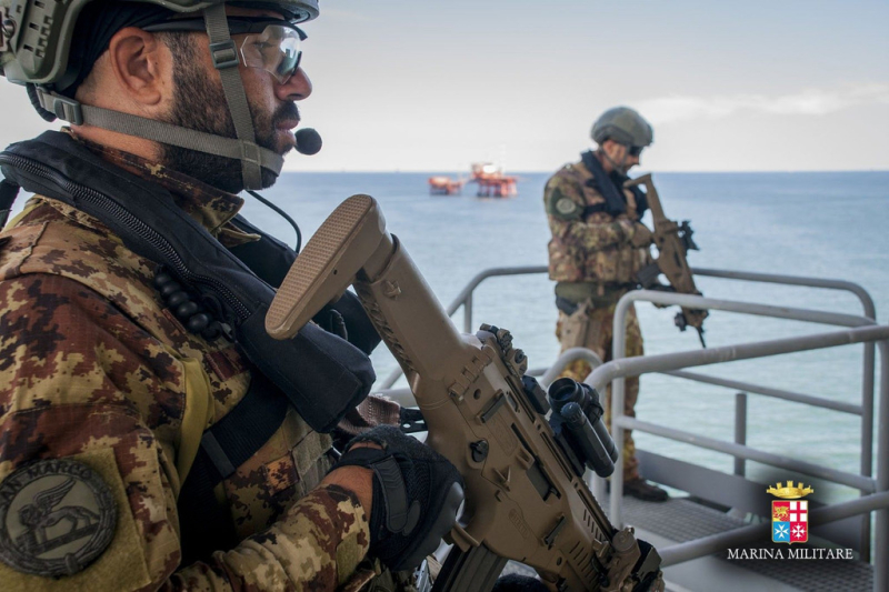 Attualità - Militari della Marina Militare in mare