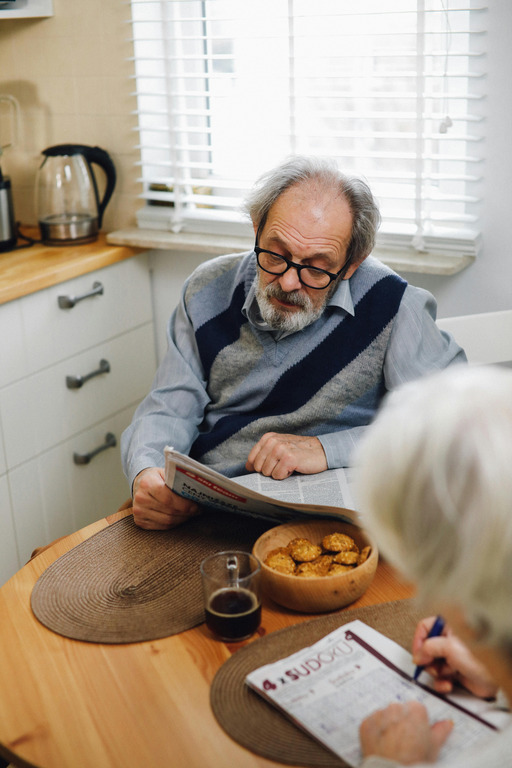 Generica - Anziani che leggono