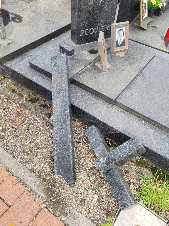 Buscate - Vandalismi al cimitero, aprile 2026 Buscate - Vandalismi al cimitero, aprile 2026