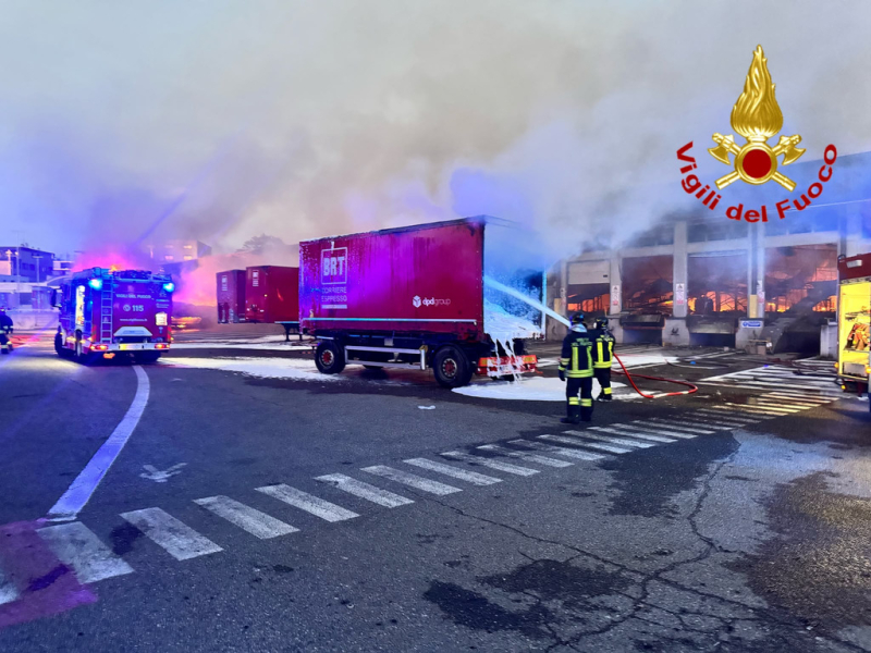 Milano - Incendio alla Bartolini Milano - Incendio alla Bartolini