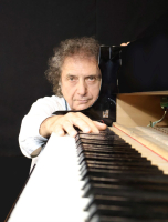 Musica - Roberto Cacciapaglia con un pianoforte