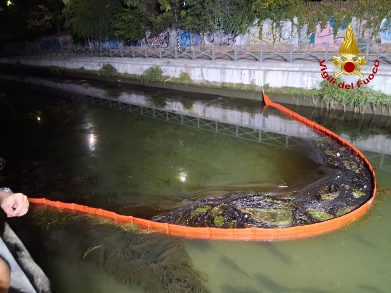 Ambiente - Sversamento nel Naviglio Ambiente - Sversamento nel Naviglio